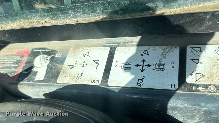 image for item ET1570 2014 John Deere 320E skid steer loader