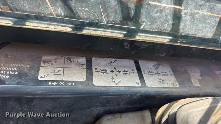 image for item ET1570 2014 John Deere 320E skid steer loader