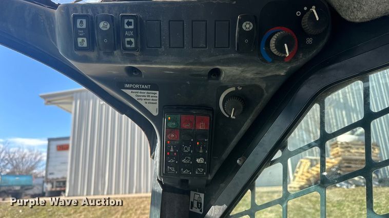 image for item ET1570 2014 John Deere 320E skid steer loader