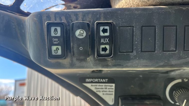 image for item ET1570 2014 John Deere 320E skid steer loader