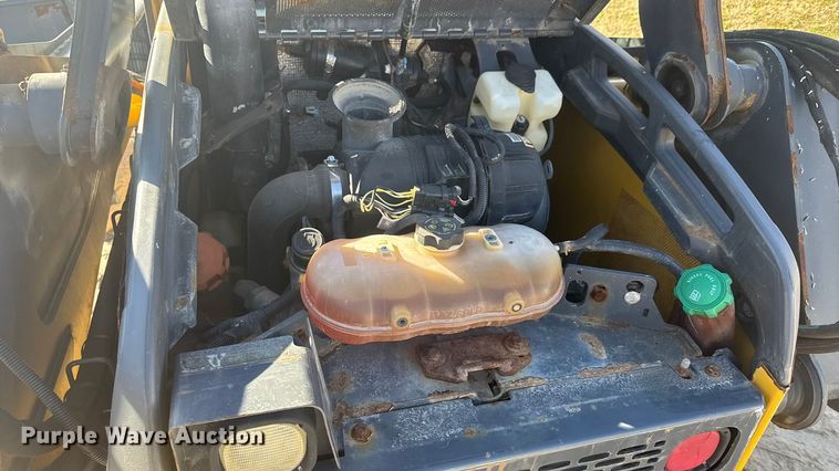 image for item ET1570 2014 John Deere 320E skid steer loader