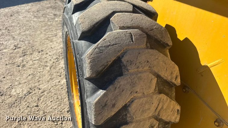 image for item ET1570 2014 John Deere 320E skid steer loader