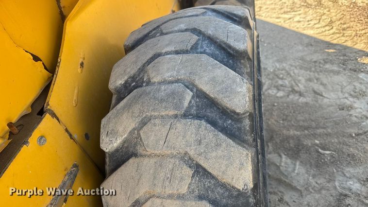 image for item ET1570 2014 John Deere 320E skid steer loader