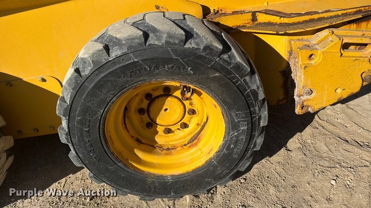 image for item ET1570 2014 John Deere 320E skid steer loader