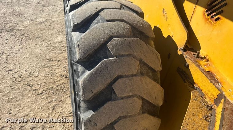 image for item ET1570 2014 John Deere 320E skid steer loader