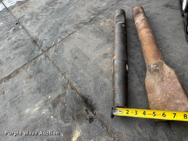 image for item ET1633 Caterpillar H63 skid steer breaker