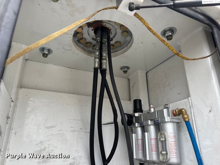 image for item ET1640 2013 Ford F550 utility / service truck