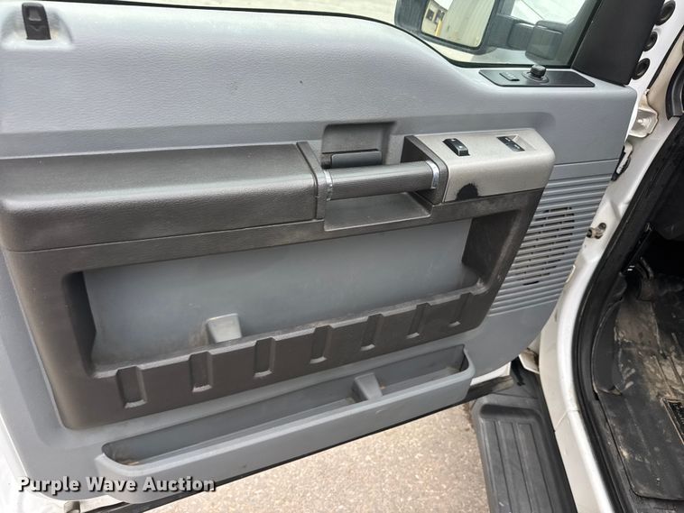 image for item ET1640 2013 Ford F550 utility / service truck