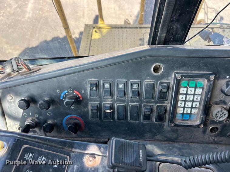 image for item ET6976 2001 Caterpillar 990 wheel loader