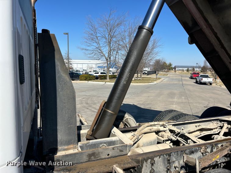 image for item ET6998 2016 Freightliner 114SD dump truck