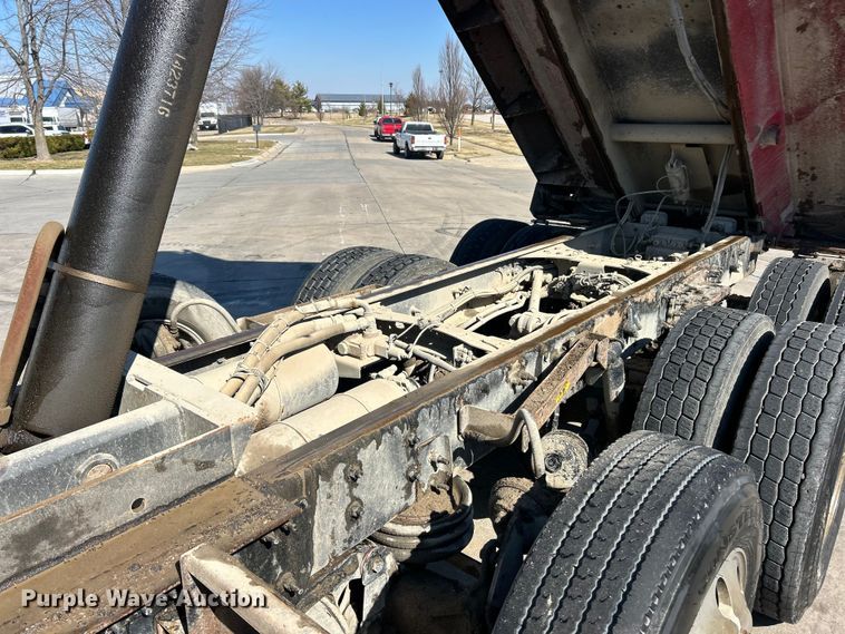 image for item ET6998 2016 Freightliner 114SD dump truck