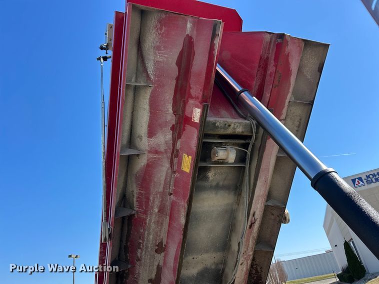 image for item ET6998 2016 Freightliner 114SD dump truck