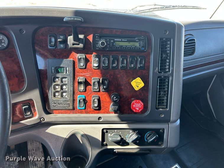 image for item ET6998 2016 Freightliner 114SD dump truck