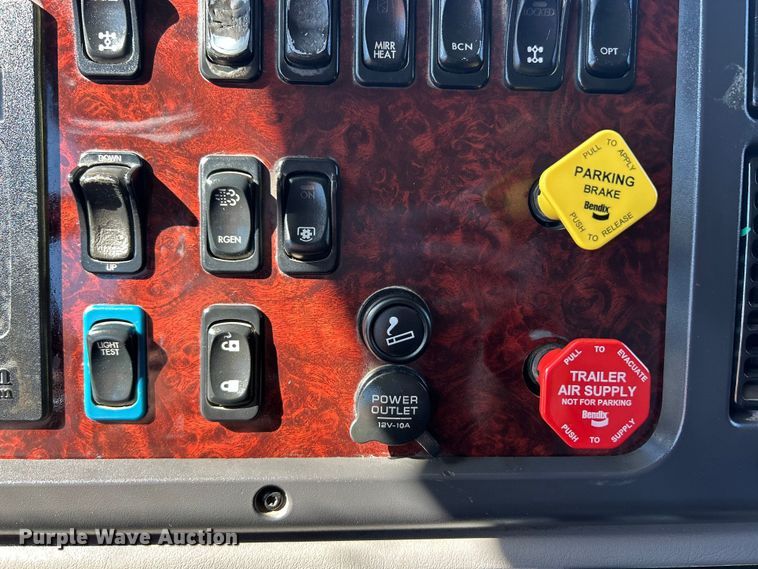 image for item ET6998 2016 Freightliner 114SD dump truck