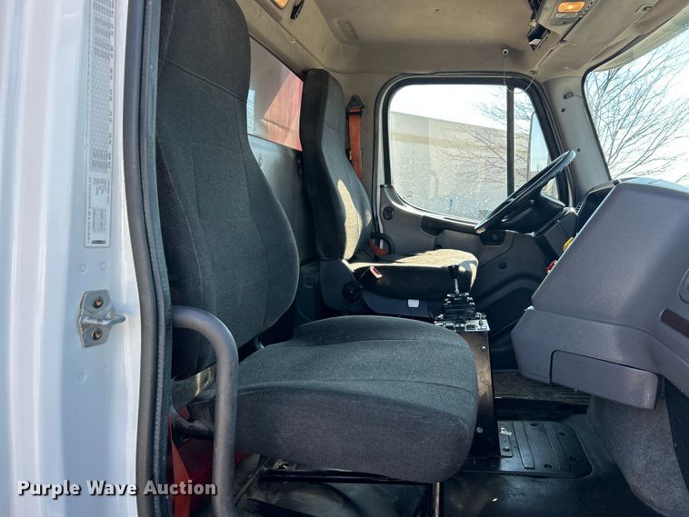 image for item ET6998 2016 Freightliner 114SD dump truck