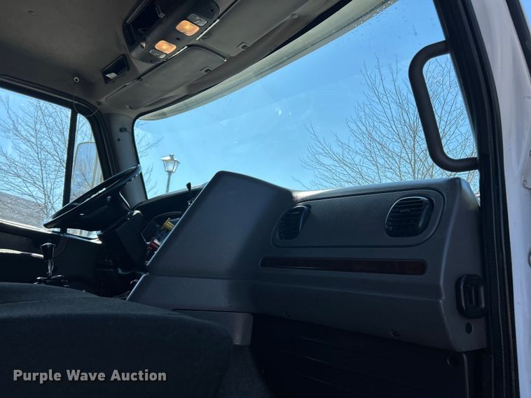 image for item ET6998 2016 Freightliner 114SD dump truck