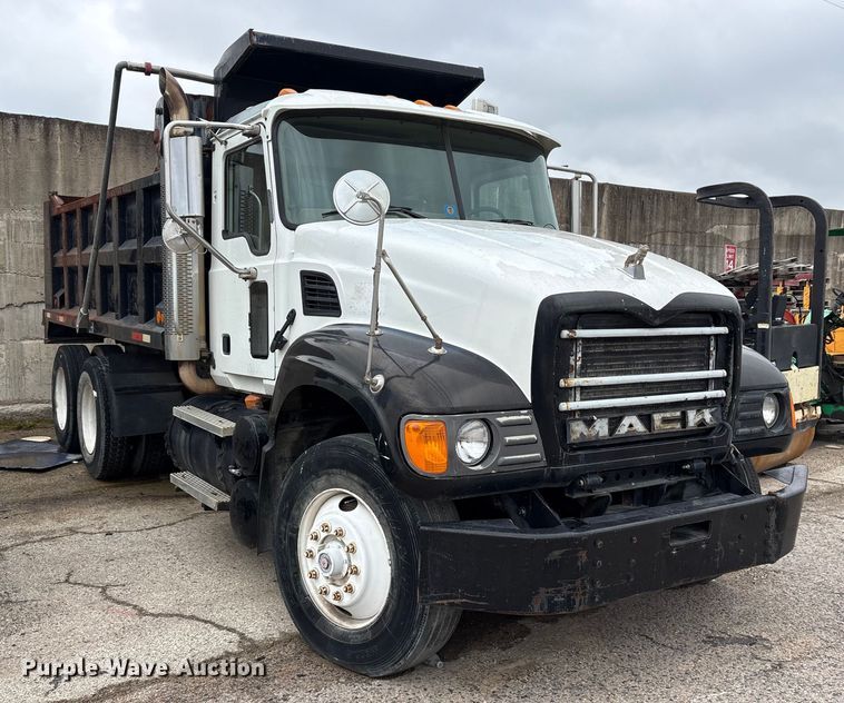 image for item ET7364 2003 Mack CV713 dump truck
