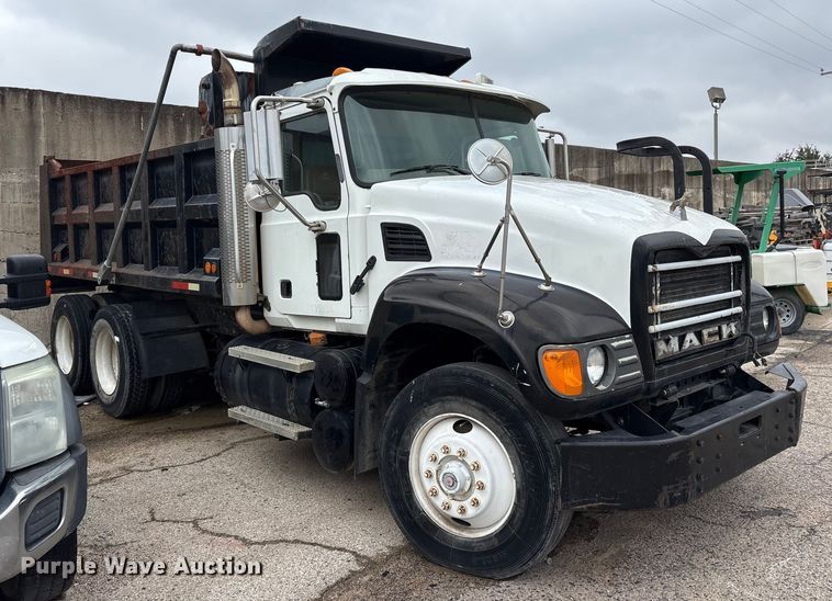 image for item ET7364 2003 Mack CV713 dump truck