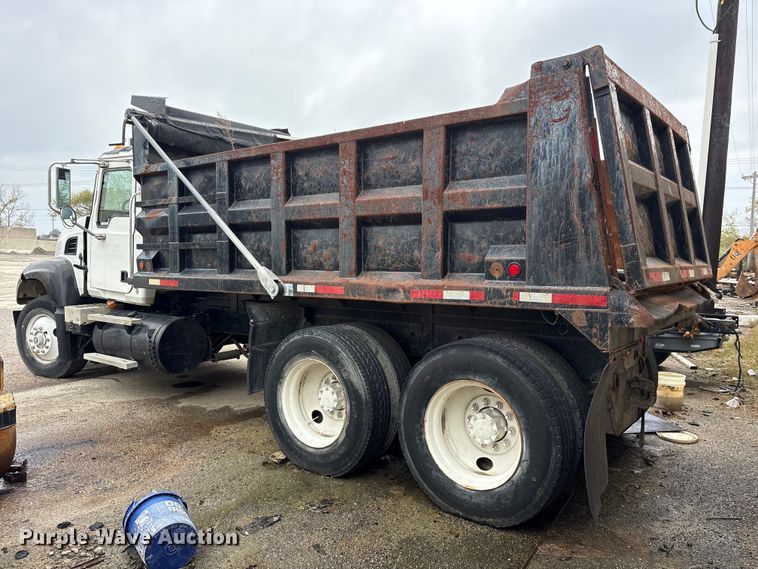 image for item ET7364 2003 Mack CV713 dump truck