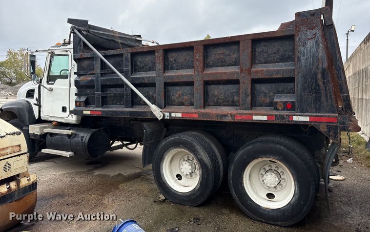 image for item ET7364 2003 Mack CV713 dump truck