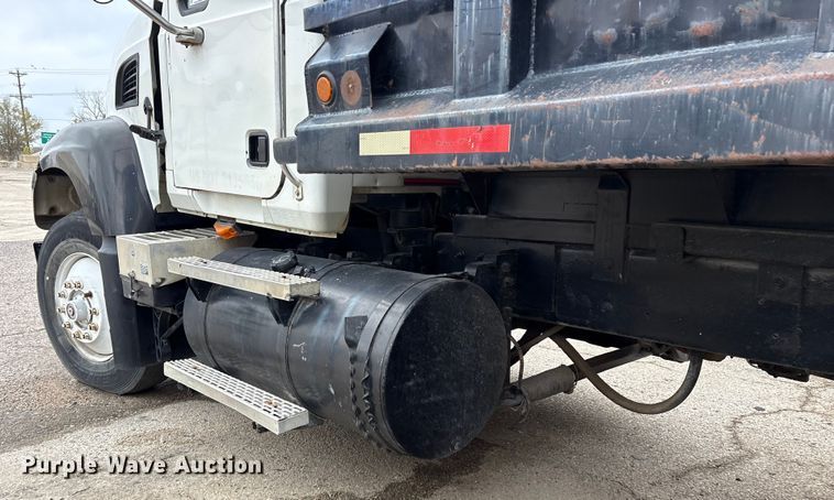 image for item ET7364 2003 Mack CV713 dump truck