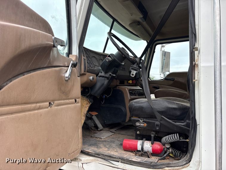 image for item ET7364 2003 Mack CV713 dump truck