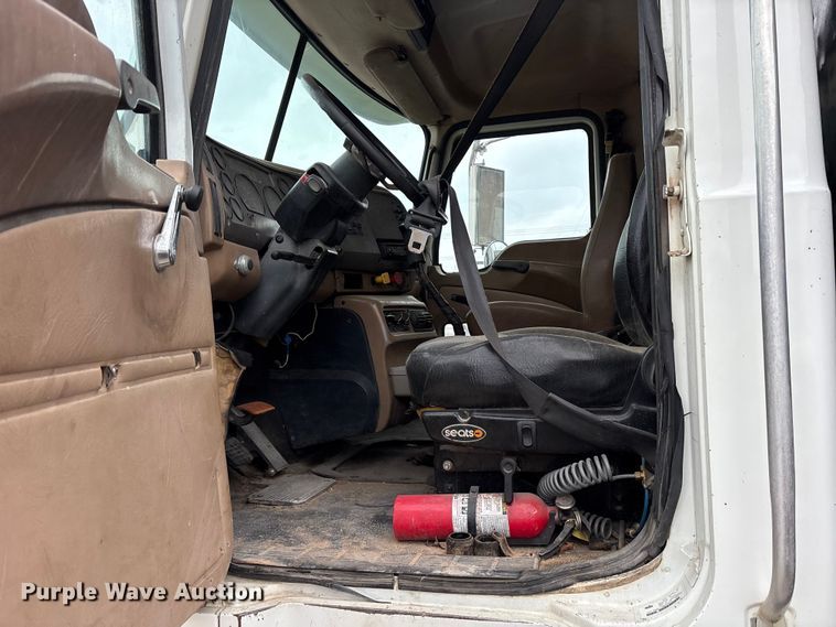 image for item ET7364 2003 Mack CV713 dump truck