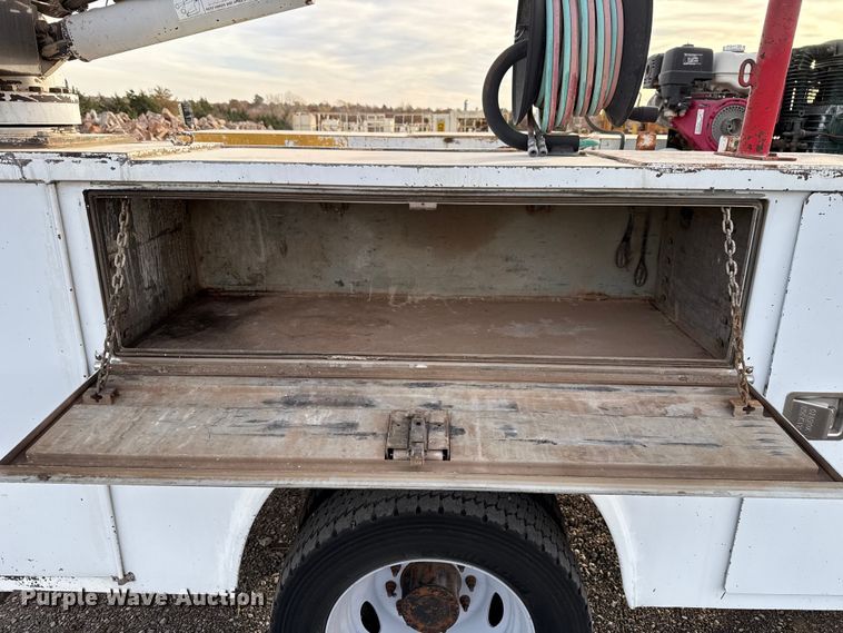 image for item EU5445 2013 Ford F550 utility / service truck