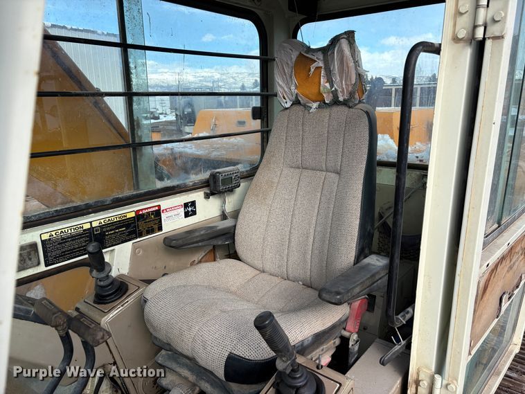 image for item EU8592 1991 Hyundai R200LC excavator