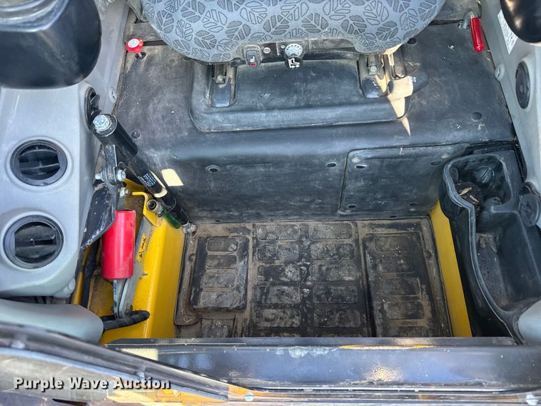 image for item FB0896 2022 New Holland L334 skid steer loader