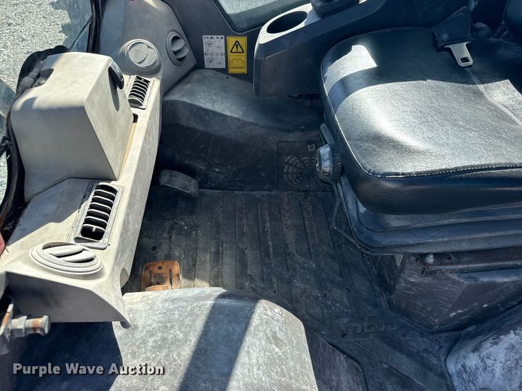 image for item FB0902 2013 Volvo MC95C skid steer loader