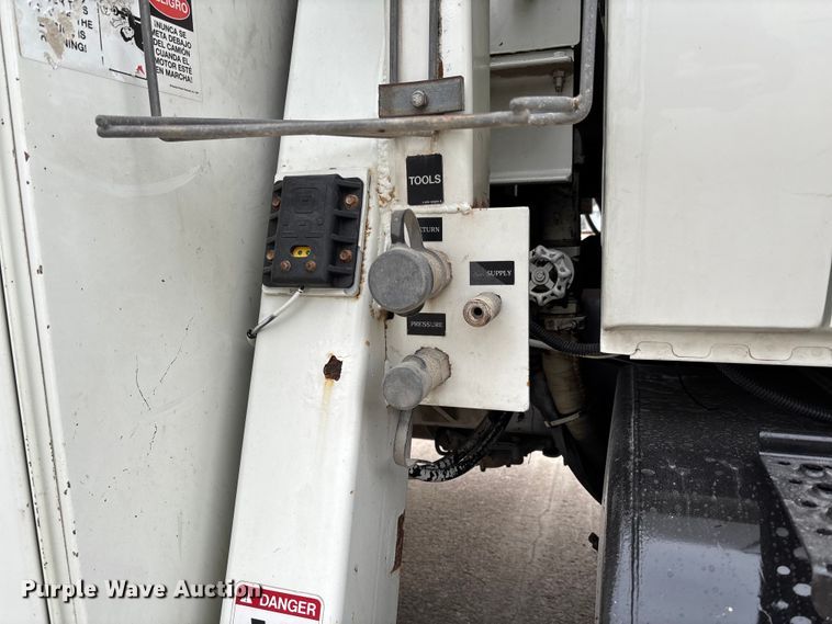 image for item FB3041 2007 International 4300 digger derrick truck