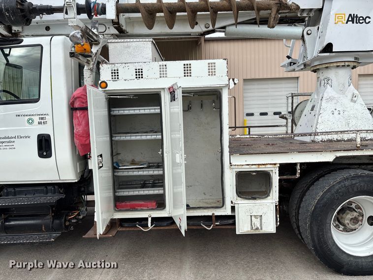 image for item FB3041 2007 International 4300 digger derrick truck