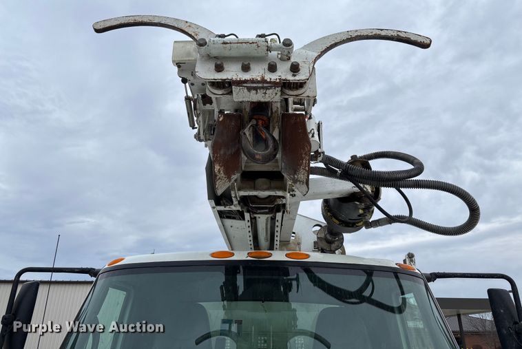 image for item FB3041 2007 International 4300 digger derrick truck