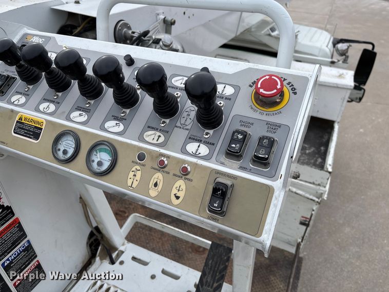 image for item FB3041 2007 International 4300 digger derrick truck