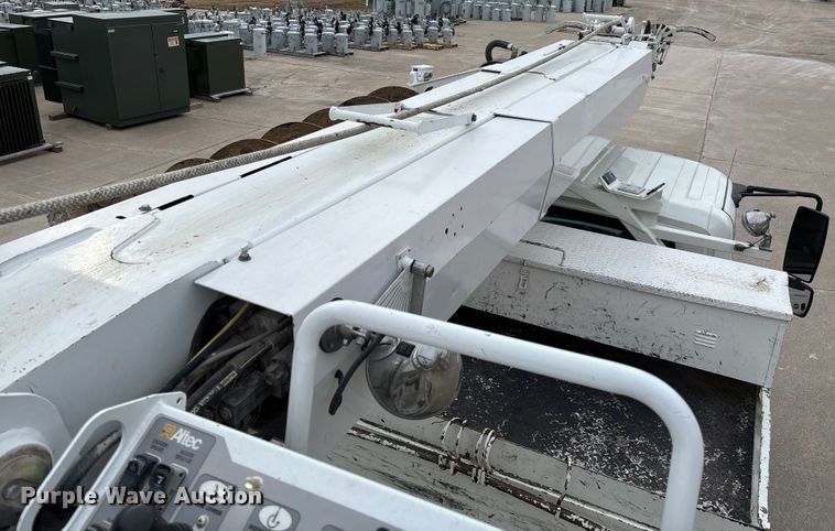 image for item FB3041 2007 International 4300 digger derrick truck