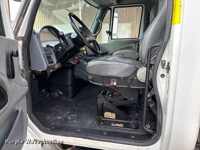 image for item FB3041 2007 International 4300 digger derrick truck