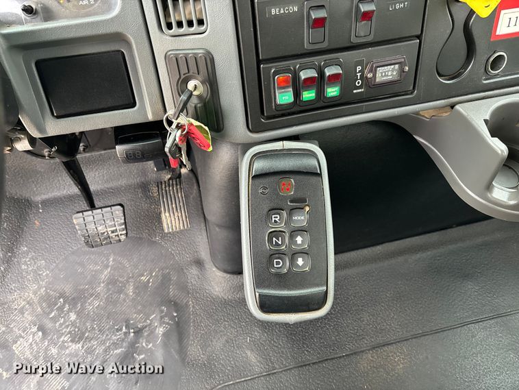 image for item FB3041 2007 International 4300 digger derrick truck