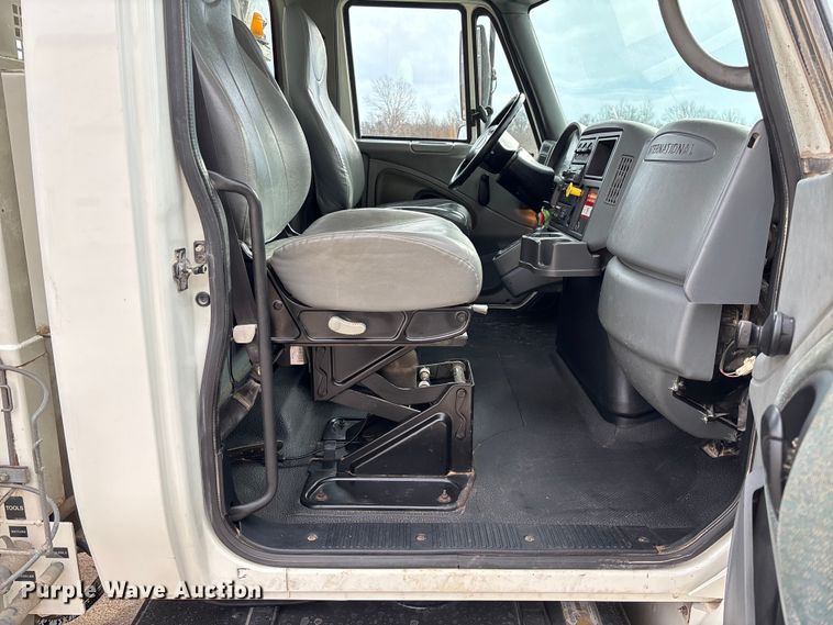 image for item FB3041 2007 International 4300 digger derrick truck