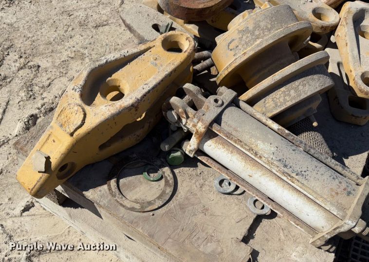 image for item FB3057 Caterpillar 963B parts