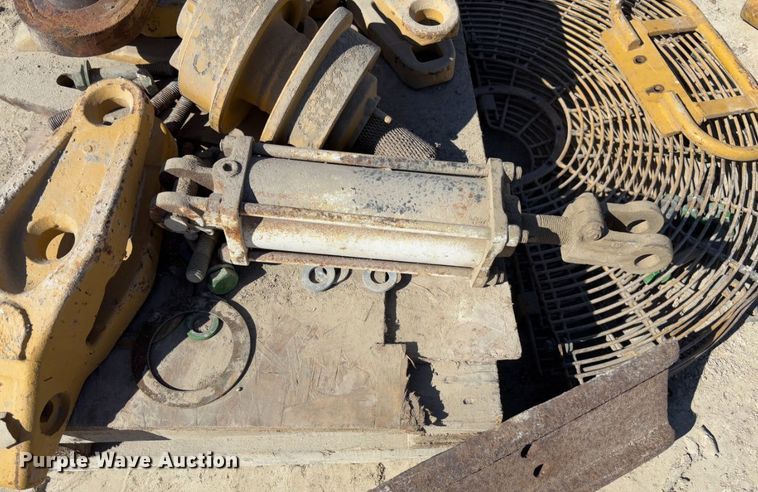 image for item FB3057 Caterpillar 963B parts