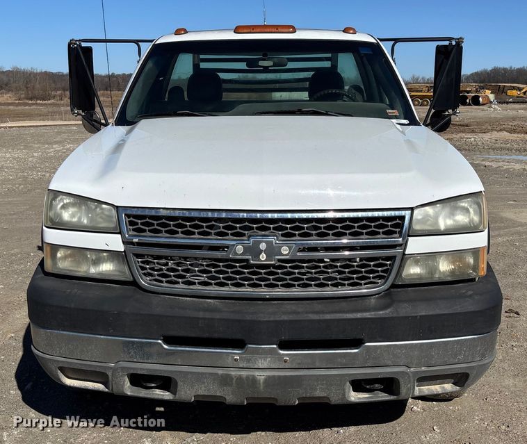image for item FB3070 2005 Chevrolet Silverado 3500 flatbed pickup truck