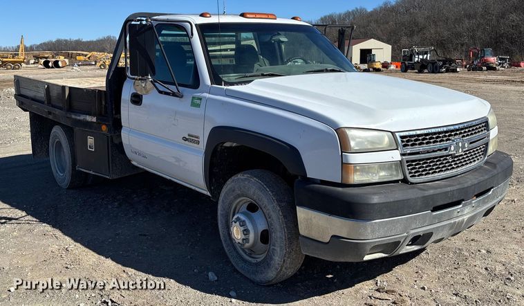 image for item FB3070 2005 Chevrolet Silverado 3500 flatbed pickup truck