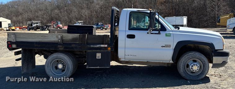 image for item FB3070 2005 Chevrolet Silverado 3500 flatbed pickup truck