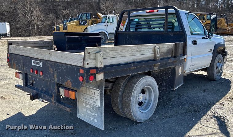 image for item FB3070 2005 Chevrolet Silverado 3500 flatbed pickup truck