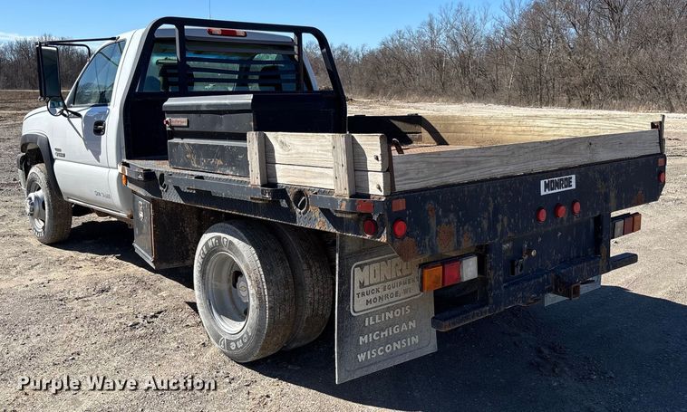 image for item FB3070 2005 Chevrolet Silverado 3500 flatbed pickup truck