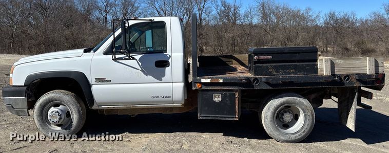image for item FB3070 2005 Chevrolet Silverado 3500 flatbed pickup truck