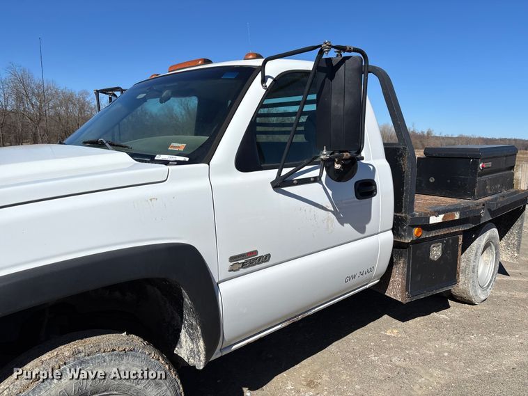 image for item FB3070 2005 Chevrolet Silverado 3500 flatbed pickup truck