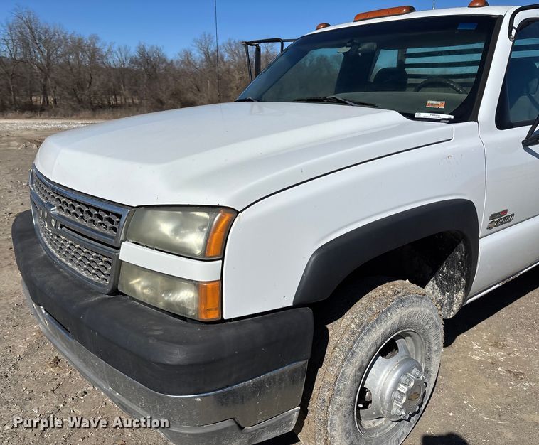 image for item FB3070 2005 Chevrolet Silverado 3500 flatbed pickup truck