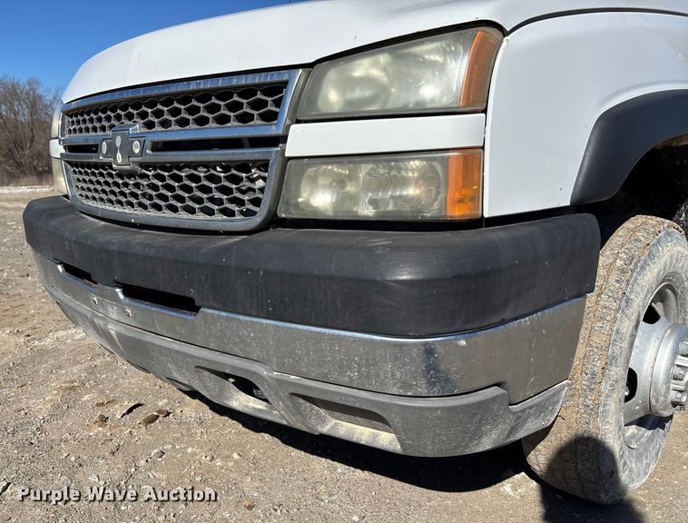 image for item FB3070 2005 Chevrolet Silverado 3500 flatbed pickup truck